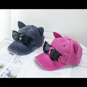 Détail de la casquette de baseball oreilles de chat avec lunettes aviateur décoratives