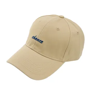 Gorra de béisbol clásica de algodón caqui con bordado azul vista desde un ángulo de 45 grados