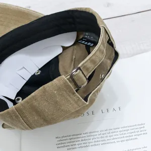 Détail d'une casquette de baseball kaki montrant la bande de confort et la boucle réglable