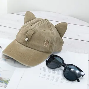 Détail de la casquette de baseball en velours côtelé kaki avec oreilles de chat et broderie