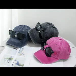 Vue détaillée de casquettes en coton délavé multicolores avec lunettes de soleil aviateur