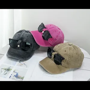 Détails de trois casquettes de baseball en coton avec lunettes d'aviateur intégrées en plusieurs couleurs