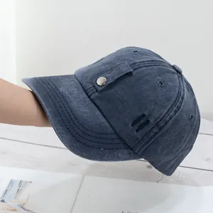 Détails du tissu en denim délavé et de la boucle métallique sur le côté de la casquette