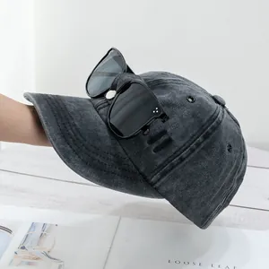 Détail de la fente latérale sur la casquette de baseball tenant des lunettes aviateur