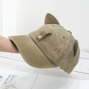 Vue latérale de la casquette de baseball en toile kaki avec oreilles de chat et boucles
