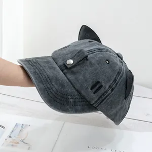 Gros plan sur la casquette de baseball oreilles de chat avec clous et broderie