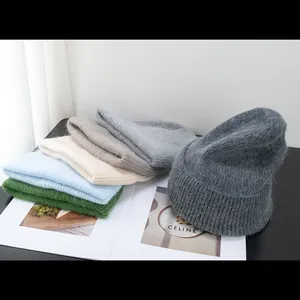 Dettaglio di cappelli in maglia di pelliccia di coniglio in vari colori pastello vivaci