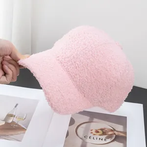 Dettaglio del cappellino rosa in lana di agnello con texture morbida e tessuto peluchoso
