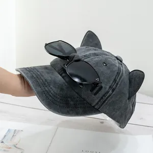 Détail de la casquette de baseball oreilles de chat gris foncé avec lunettes et bord surpiqué