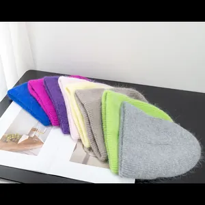 Dettaglio della consistenza soffice dei berretti in maglia di pelliccia di coniglio colorati
