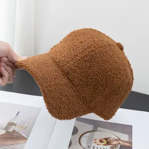 Dettaglio del cappellino marrone in lana d'agnello con morbida texture teddy