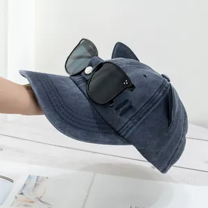 Vue détaillée de la casquette en jean bleu marine avec oreilles de chat et lunettes