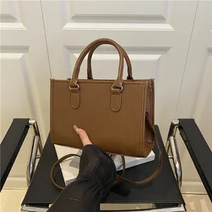 Sac à main carré marron minimaliste avec texture plissée et double poignée