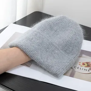 Dettaglio di un berretto grigio in maglia di pelliccia di coniglio con risvolto largo