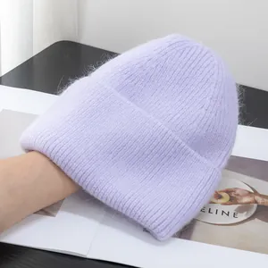 Dettaglio della trama a maglia di un berretto lavanda in pelliccia di coniglio soffice