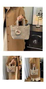 Detailansicht der beigen Häkeltasche mit handgefertigtem Lederanhänger und Wabenmuster