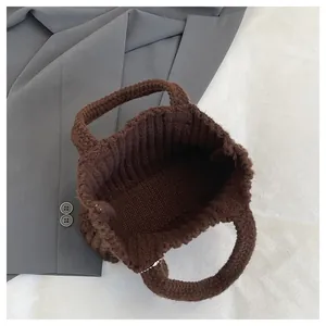 Nahaufnahme der dunkelbraunen Strickhandtasche mit handgewebter Textur und offenem Design