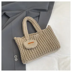 Detail der khakifarbenen Häkeltasche mit grober Strickstruktur und Hand Made Lederlabel