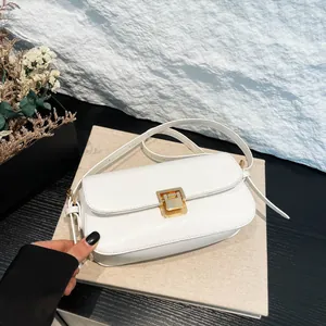 Borsa a tracolla minimalista in pelle bianca con chiusura in metallo dorato e tracolla