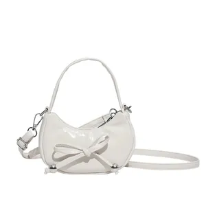 Sac demi-lune blanc pour femme avec nœud décoratif et perles métalliques argentées