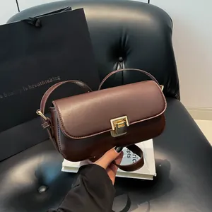 Borsa a tracolla classica in pelle marrone scuro con fibbia dorata e cinturino regolabile