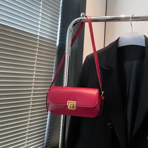 Borsa a tracolla minimalista in pelle rossa con chiusura dorata su un appendino argento