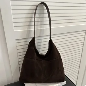 Dunkelbraune Hobo-Tasche aus Wildleder für Damen mit Schultergurt und mattem Finish