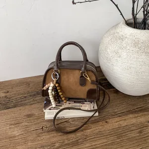 Borsa a mano Boston vintage in marrone opaco con pendente di perline e tracolla