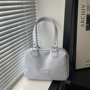 Bolso tote de cosméticos en cuero sintético azul claro con asas largas y etiqueta de logo