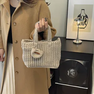 Handgefertigte gewebte Tragetasche aus beiger Wolle mit rundem Anhänger für Herbstoutfits