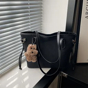 Sac Fourre-tout Femme en Simili Cuir Daim Rétro Grande Capacité Sac à Épaule Navetteur Minimaliste Avec Pendentif Ours