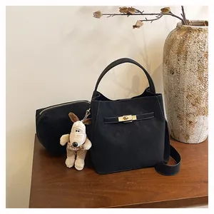 Detail der schwarzen matten Beuteltasche mit Innentasche und Plüsch-Hundeanhänger