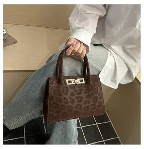 Détail du sac à main vintage à imprimé léopard avec fermoir métallique doré et texture