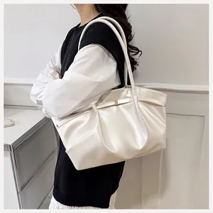 Vista indossata della borsa a secchiello bianco crema con fibbia dorata e pelle PU