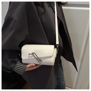Vue détaillée d'un sac baguette blanc en cuir avec boucle épingle argentée