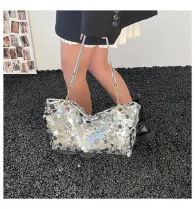 Gros plan sur un sac fourre-tout en paillettes argentées avec écailles métalliques