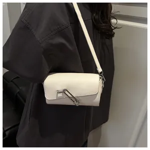 Détail du sac à bandoulière crème minimaliste avec boucle épingle argentée