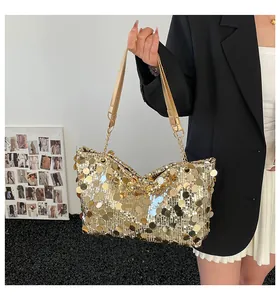 Détail du cabas à paillettes dorées avec bandoulière chaîne et texture métallique brillante