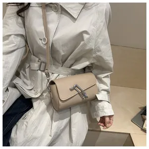 Détail du sac bandoulière beige minimaliste avec une boucle métallique argentée
