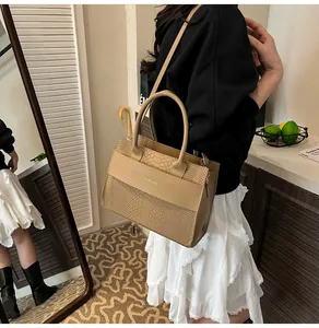 Dettaglio borsa kaki con stampa serpente e scritta dorata FASHION & BAGS di classe
