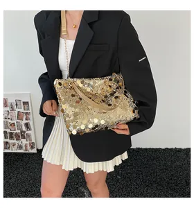 Détail d'un cabas à paillettes dorées avec bandoulière en cuir ajustable sur mannequin