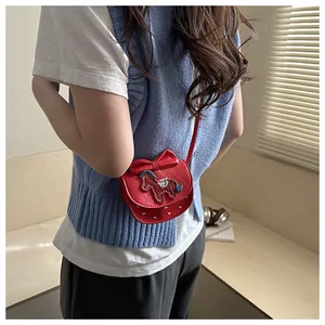 Détail du mini sac bandoulière matelassé rouge avec nœud et broderie poney pour fille