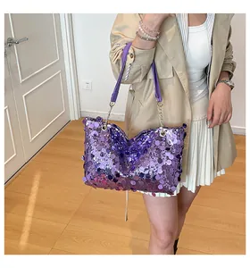 Détail montrant les paillettes violettes et l'anse en chaîne dorée de ce sac cabas chic