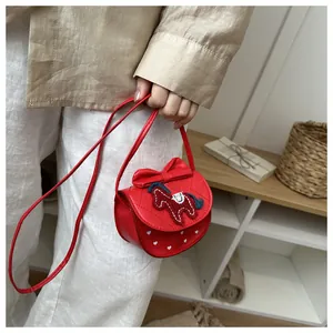 Détail du sac bandoulière rouge matelassé pour fille avec nœud et broderie de cheval
