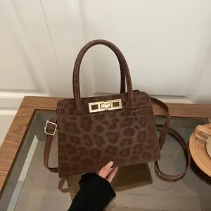 Sac à bandoulière léopard marron chic en daim avec fermoir doré et bandoulière réglable