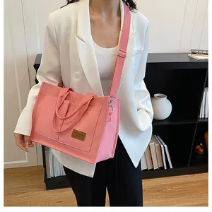 Sac cabas rose en toile chic avec bandoulière réglable et détail de l'étiquette en cuir