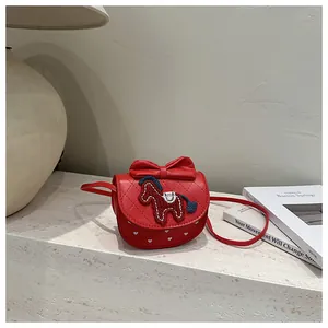 Détail du sac rouge pour filles avec broderie poney et nœud papillon matelassé