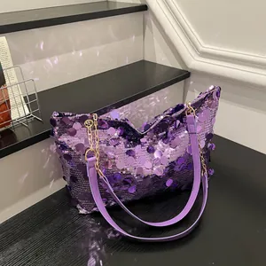 Sac fourre-tout chic à paillettes violettes avec bandoulière à chaîne en studio