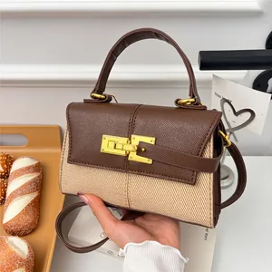 Sac à main trapèze en cuir marron et toile beige avec boucle dorée et bandoulière