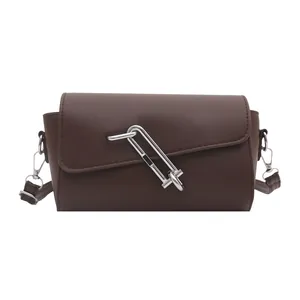 Bolso bandolera marrón estilo baguette con hebilla metálica plateada y correa larga